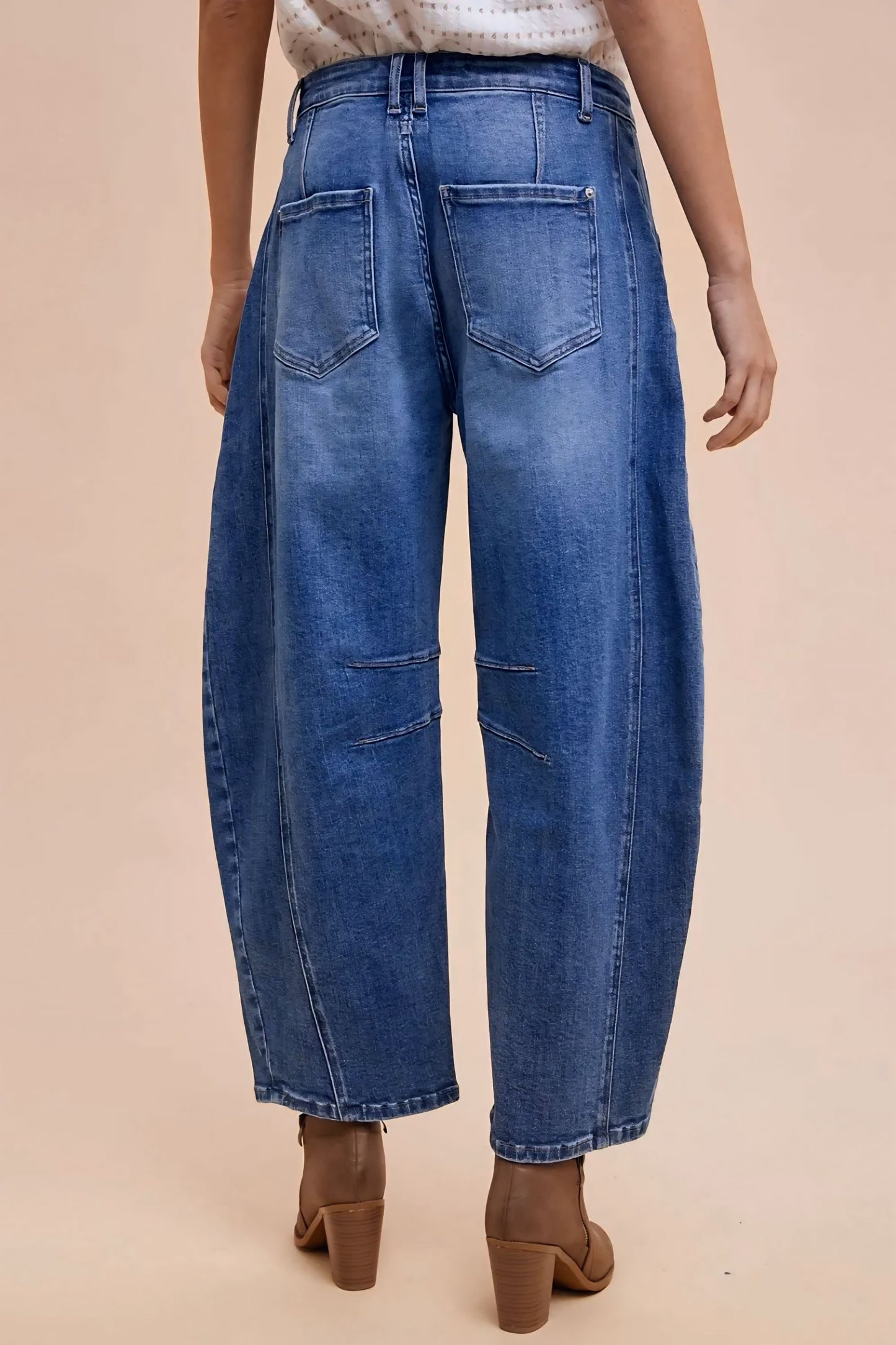 Mid Rise Barrel Leg Jeans with Pockets